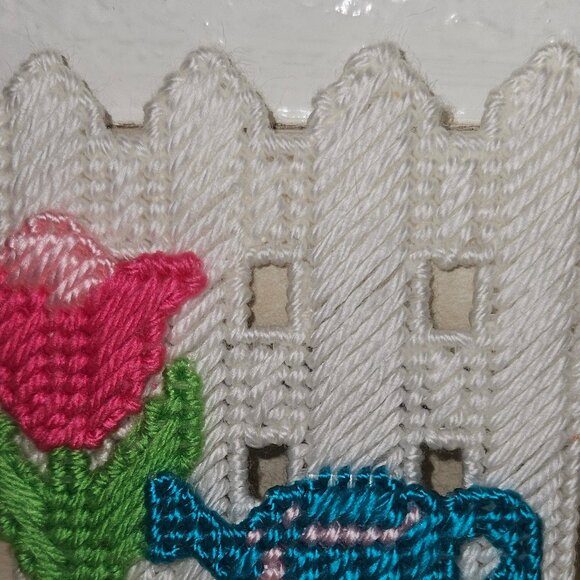 New Handmade Plastic Canvas Floral Design Refrigerator Magnet - Picture 2 of 3